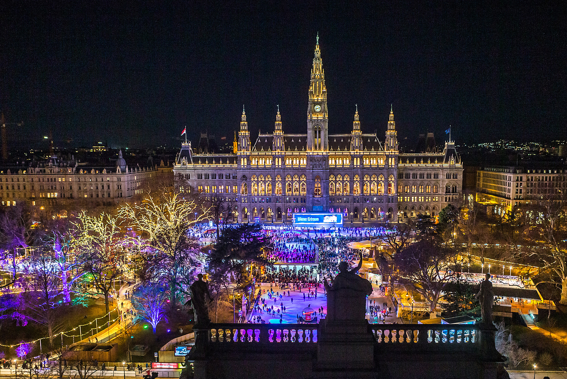 (c)stadtwienmarketing_Christian Houdek Wiener Eistraum 2019 - Blick vom Burgtheater